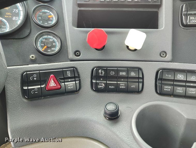 image for item DT0885 2014 Freightliner Cascadia semi truck