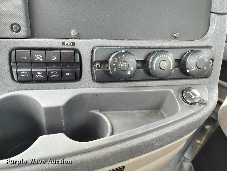 image for item DT0885 2014 Freightliner Cascadia semi truck