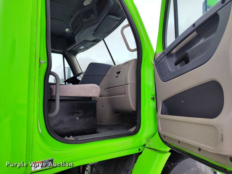 image for item DT0885 2014 Freightliner Cascadia semi truck