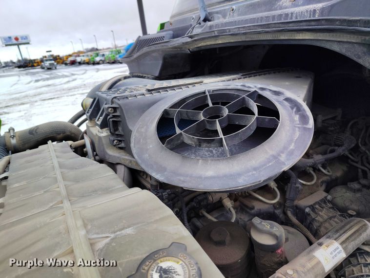 image for item DT0885 2014 Freightliner Cascadia semi truck