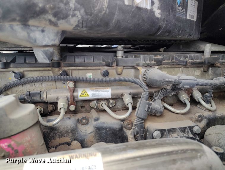 image for item DT0885 2014 Freightliner Cascadia semi truck