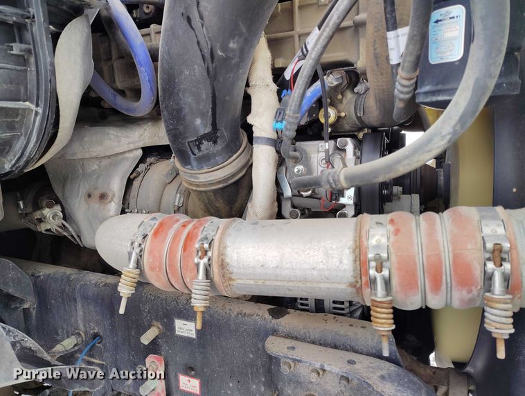 image for item DT0885 2014 Freightliner Cascadia semi truck