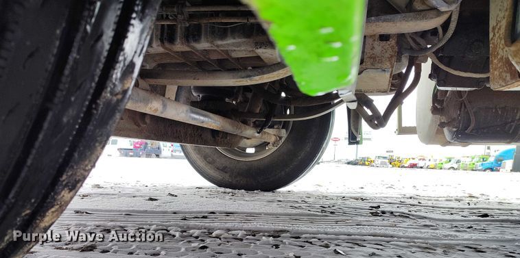 image for item DT0885 2014 Freightliner Cascadia semi truck