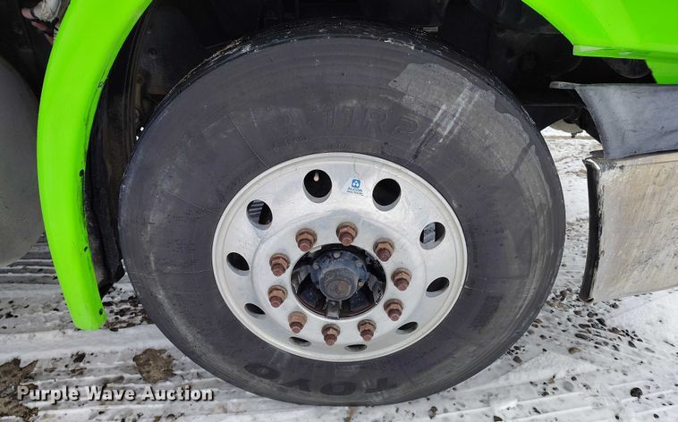 image for item DT0885 2014 Freightliner Cascadia semi truck