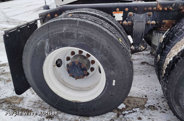 image for item DT0885 2014 Freightliner Cascadia semi truck