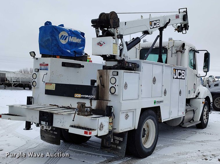 image for item DT0886 2005 Freightliner Columbia 120 utility / service truck