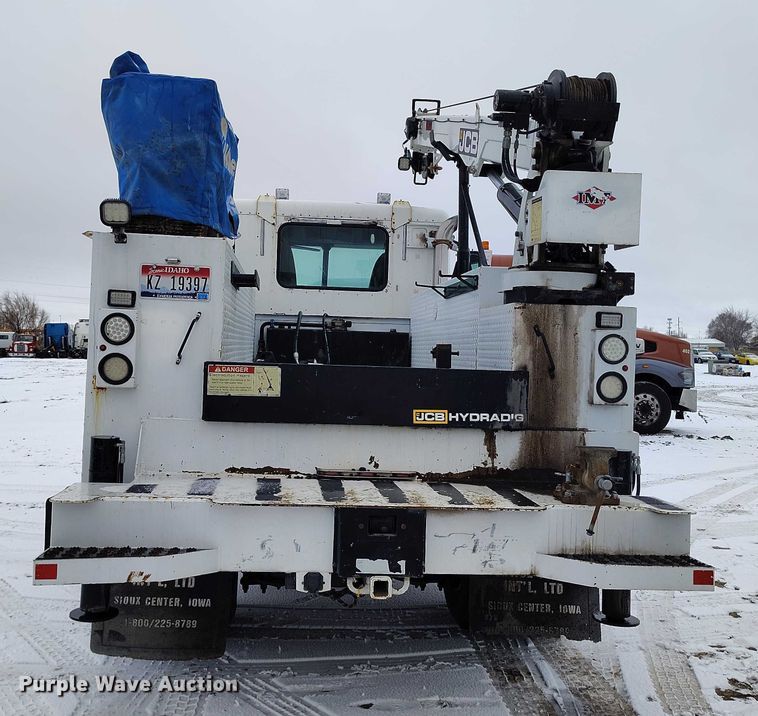 image for item DT0886 2005 Freightliner Columbia 120 utility / service truck