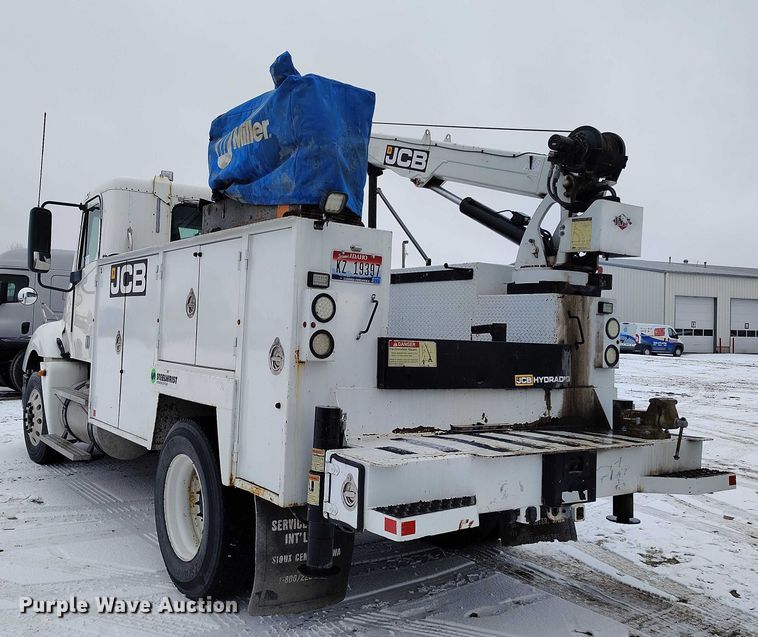 image for item DT0886 2005 Freightliner Columbia 120 utility / service truck