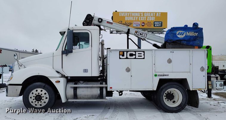 image for item DT0886 2005 Freightliner Columbia 120 utility / service truck