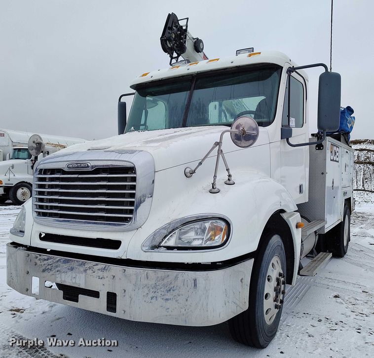 image for item DT0886 2005 Freightliner Columbia 120 utility / service truck