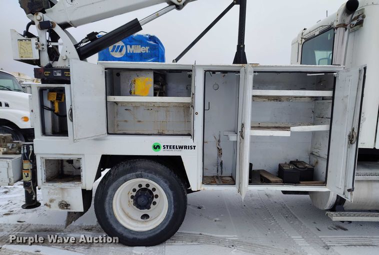 image for item DT0886 2005 Freightliner Columbia 120 utility / service truck