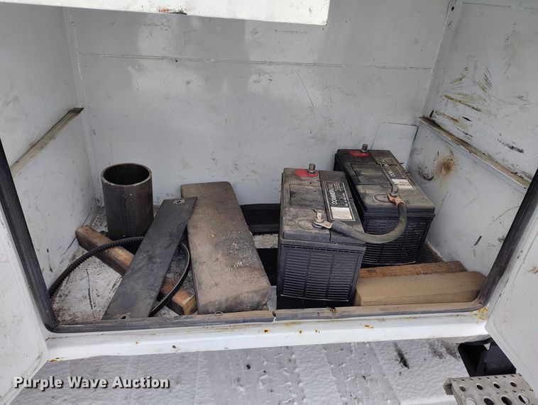 image for item DT0886 2005 Freightliner Columbia 120 utility / service truck