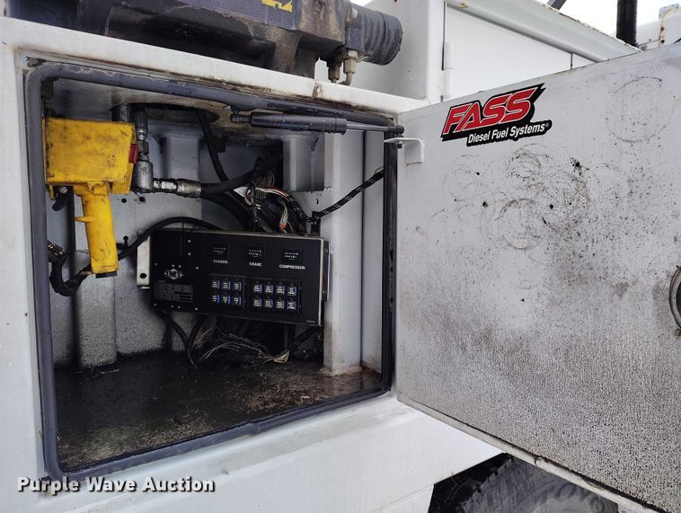 image for item DT0886 2005 Freightliner Columbia 120 utility / service truck