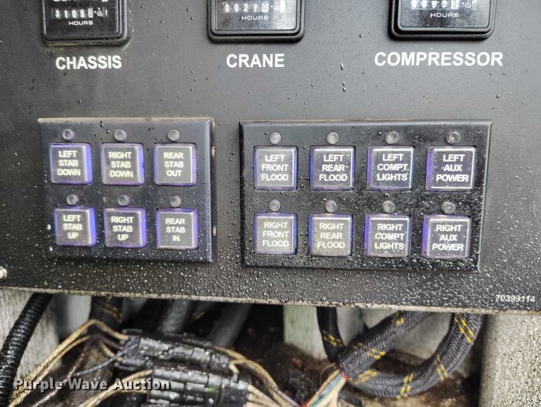 image for item DT0886 2005 Freightliner Columbia 120 utility / service truck