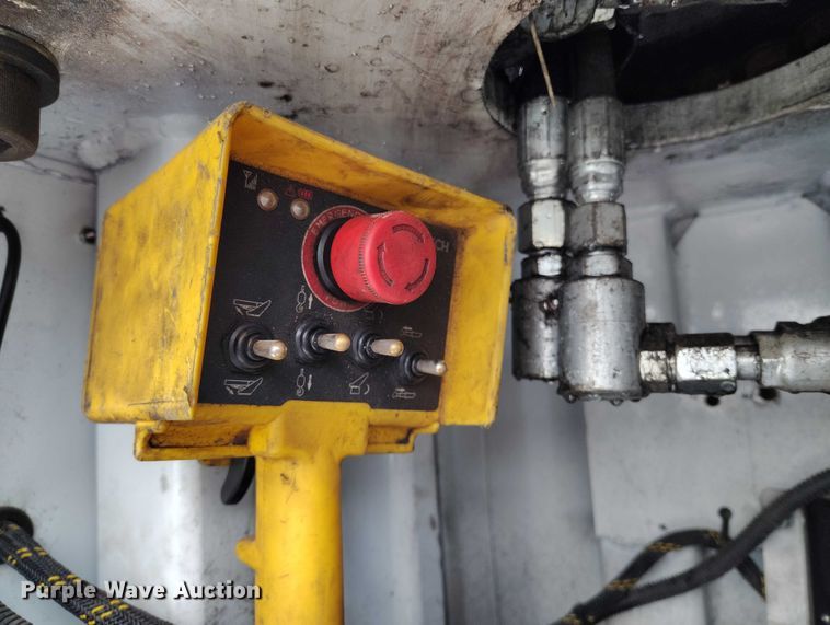 image for item DT0886 2005 Freightliner Columbia 120 utility / service truck