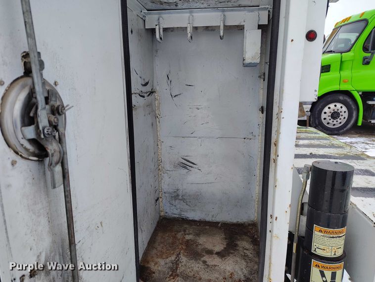 image for item DT0886 2005 Freightliner Columbia 120 utility / service truck