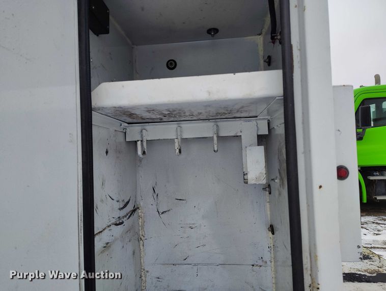 image for item DT0886 2005 Freightliner Columbia 120 utility / service truck