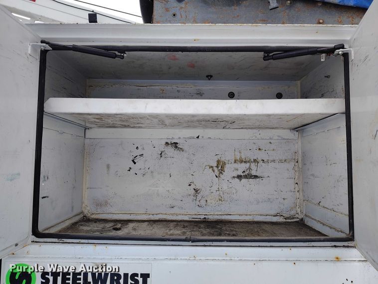 image for item DT0886 2005 Freightliner Columbia 120 utility / service truck