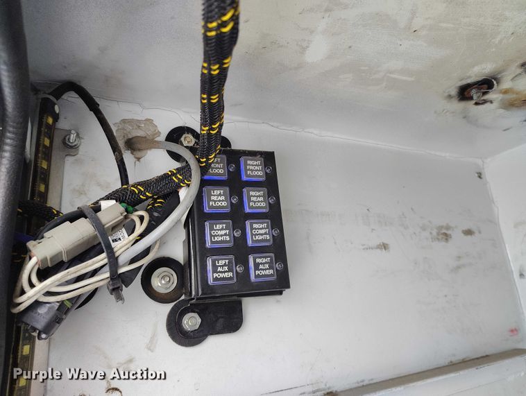 image for item DT0886 2005 Freightliner Columbia 120 utility / service truck