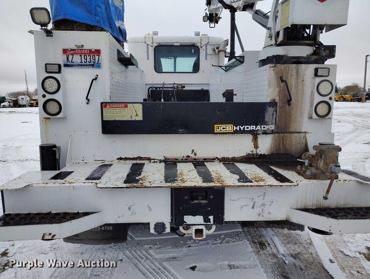 image for item DT0886 2005 Freightliner Columbia 120 utility / service truck