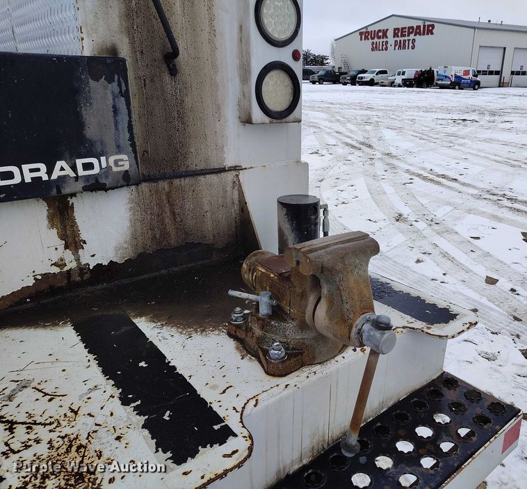 image for item DT0886 2005 Freightliner Columbia 120 utility / service truck