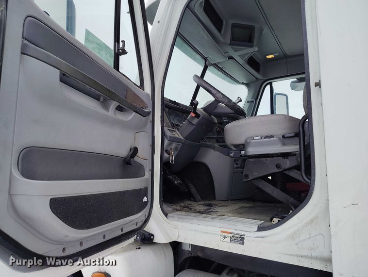 image for item DT0886 2005 Freightliner Columbia 120 utility / service truck