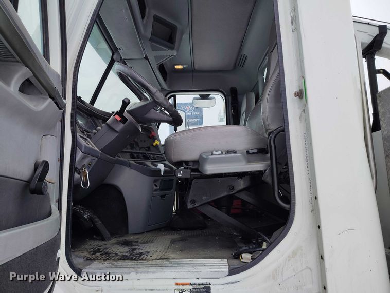 image for item DT0886 2005 Freightliner Columbia 120 utility / service truck