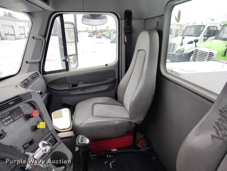 image for item DT0886 2005 Freightliner Columbia 120 utility / service truck