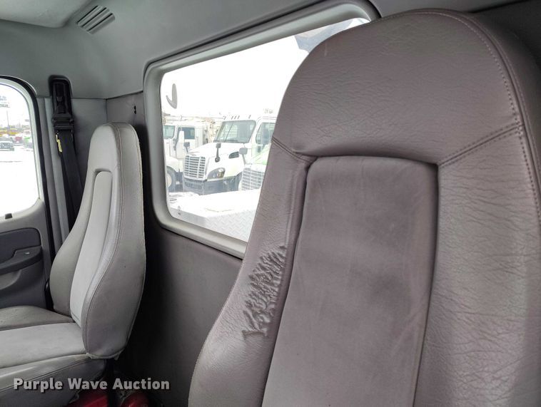 image for item DT0886 2005 Freightliner Columbia 120 utility / service truck