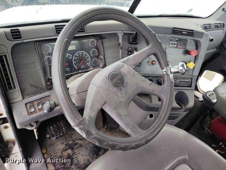 image for item DT0886 2005 Freightliner Columbia 120 utility / service truck