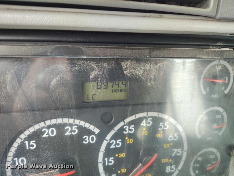 image for item DT0886 2005 Freightliner Columbia 120 utility / service truck