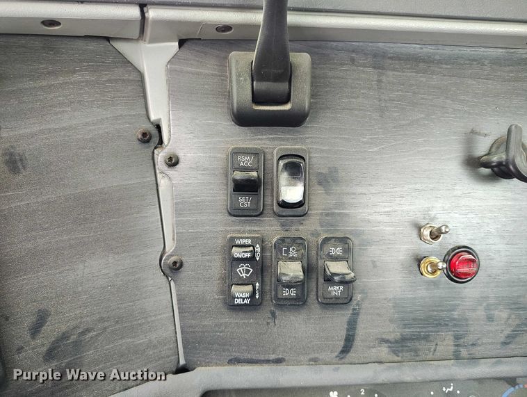 image for item DT0886 2005 Freightliner Columbia 120 utility / service truck