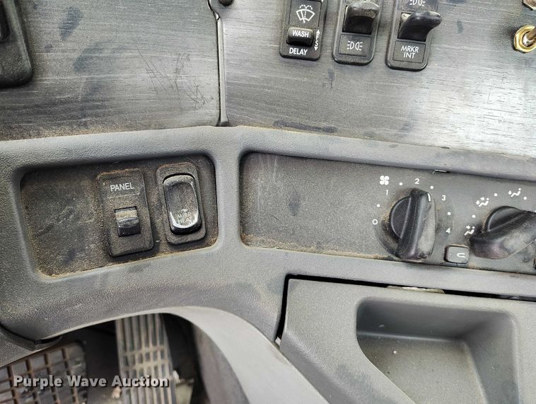 image for item DT0886 2005 Freightliner Columbia 120 utility / service truck