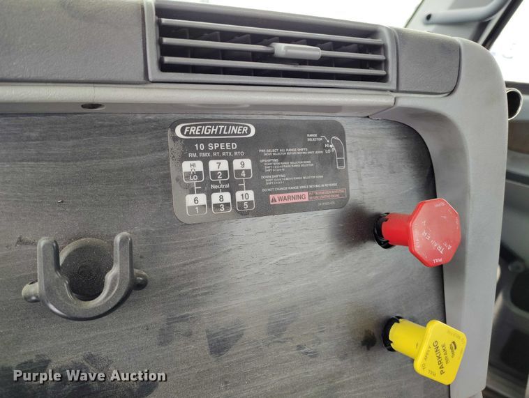 image for item DT0886 2005 Freightliner Columbia 120 utility / service truck