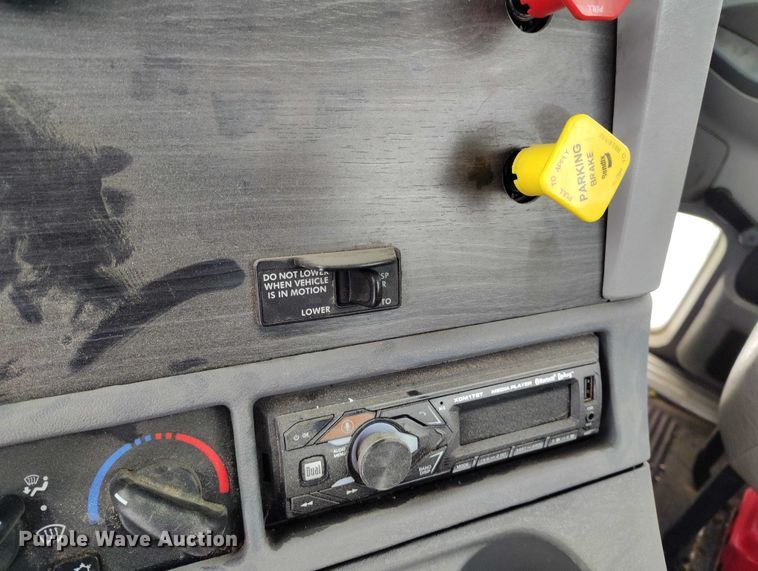 image for item DT0886 2005 Freightliner Columbia 120 utility / service truck