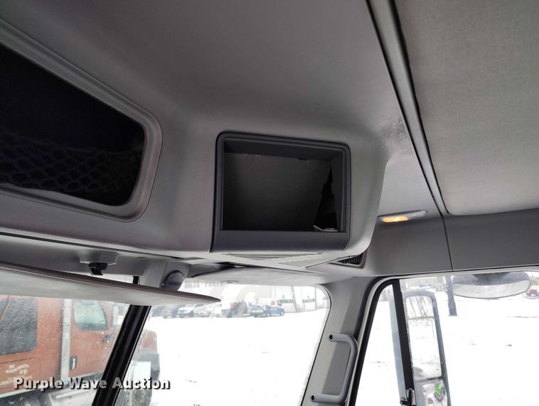 image for item DT0886 2005 Freightliner Columbia 120 utility / service truck