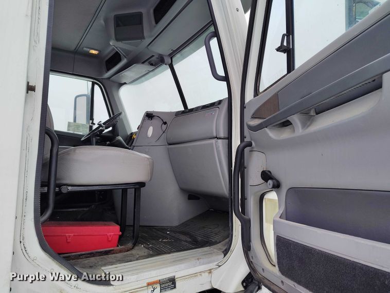 image for item DT0886 2005 Freightliner Columbia 120 utility / service truck