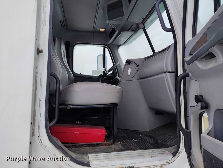image for item DT0886 2005 Freightliner Columbia 120 utility / service truck