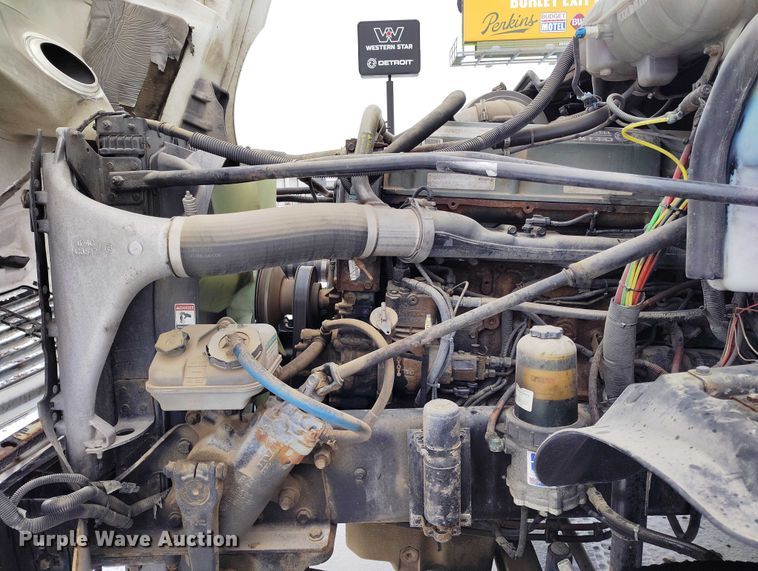 image for item DT0886 2005 Freightliner Columbia 120 utility / service truck