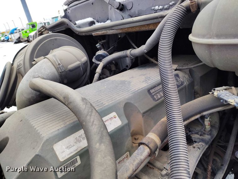 image for item DT0886 2005 Freightliner Columbia 120 utility / service truck