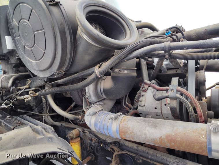 image for item DT0886 2005 Freightliner Columbia 120 utility / service truck