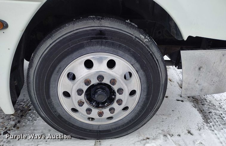 image for item DT0886 2005 Freightliner Columbia 120 utility / service truck