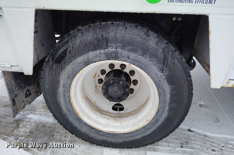 image for item DT0886 2005 Freightliner Columbia 120 utility / service truck