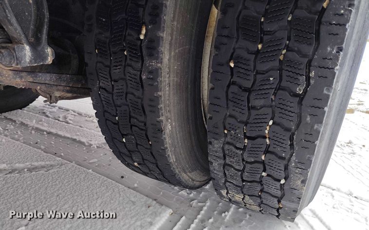 image for item DT0886 2005 Freightliner Columbia 120 utility / service truck