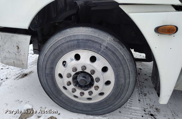 image for item DT0886 2005 Freightliner Columbia 120 utility / service truck