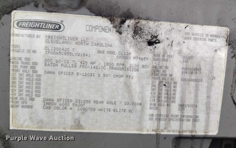 image for item DT0886 2005 Freightliner Columbia 120 utility / service truck