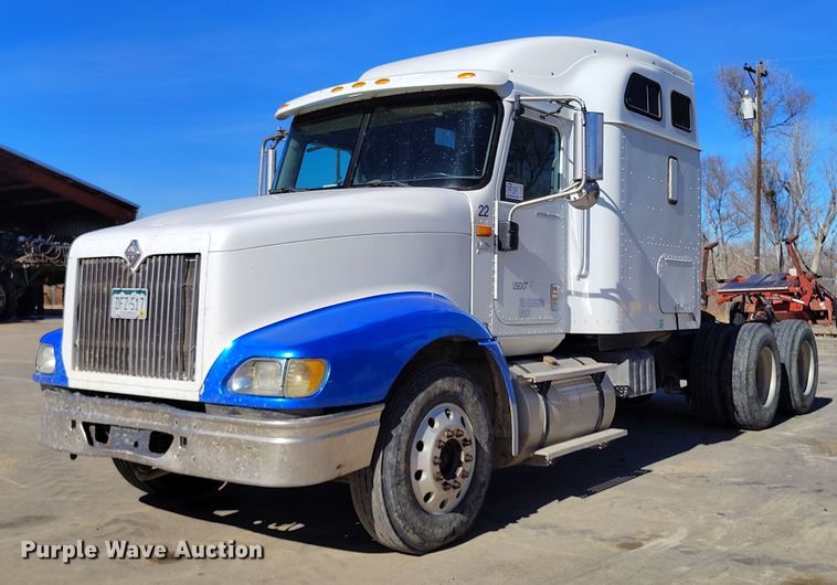 image for item DT0925 2005 International 9400i semi truck