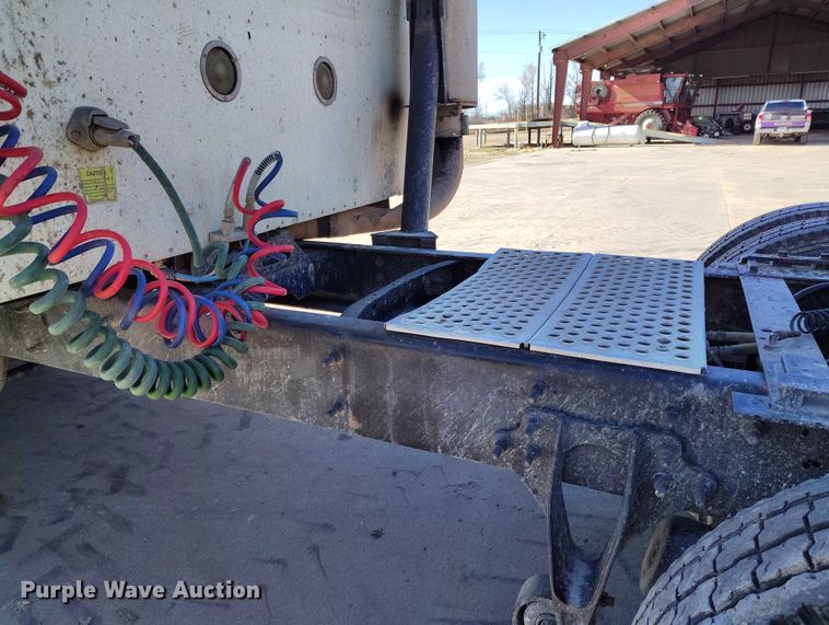 image for item DT0925 2005 International 9400i semi truck