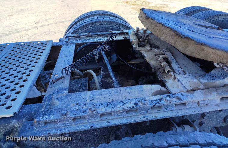 image for item DT0925 2005 International 9400i semi truck