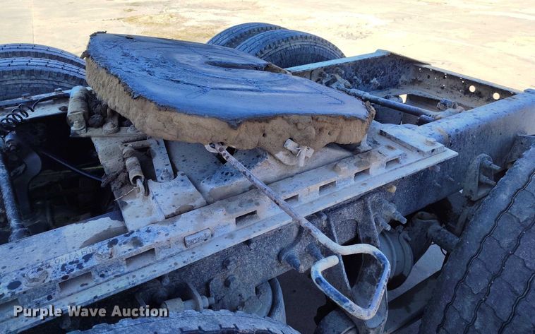 image for item DT0925 2005 International 9400i semi truck